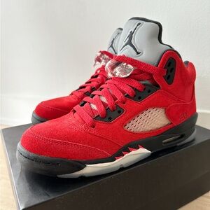 Retro Jordan 5s Raging Bulls 🩸
GS Size 6Y - Deep Red Suede